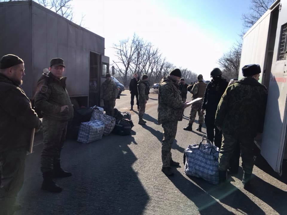 З окупованого Донбасу вивезли ще два десятки в'язнів: перші фото