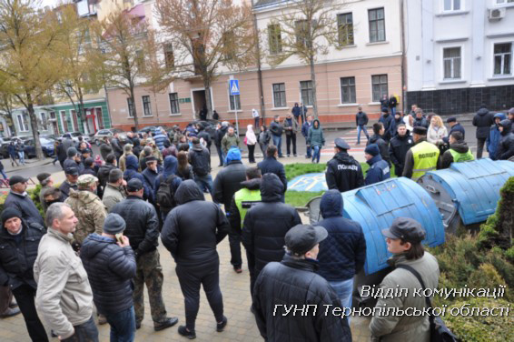 У Тернополі протестувальники "покарали" двох депутатів: опубліковано фото і відео