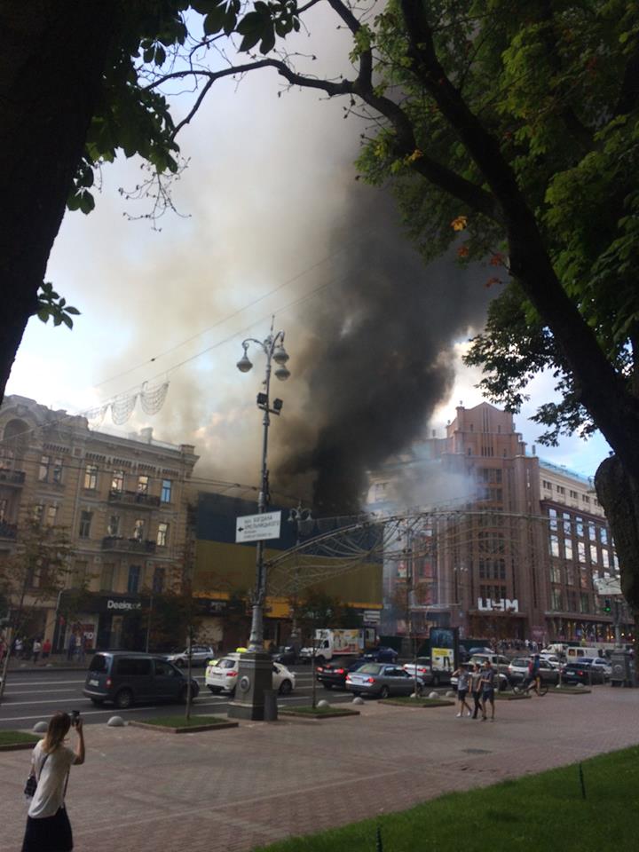 З'явилися нові фото і відео потужної пожежі на Хрещатику