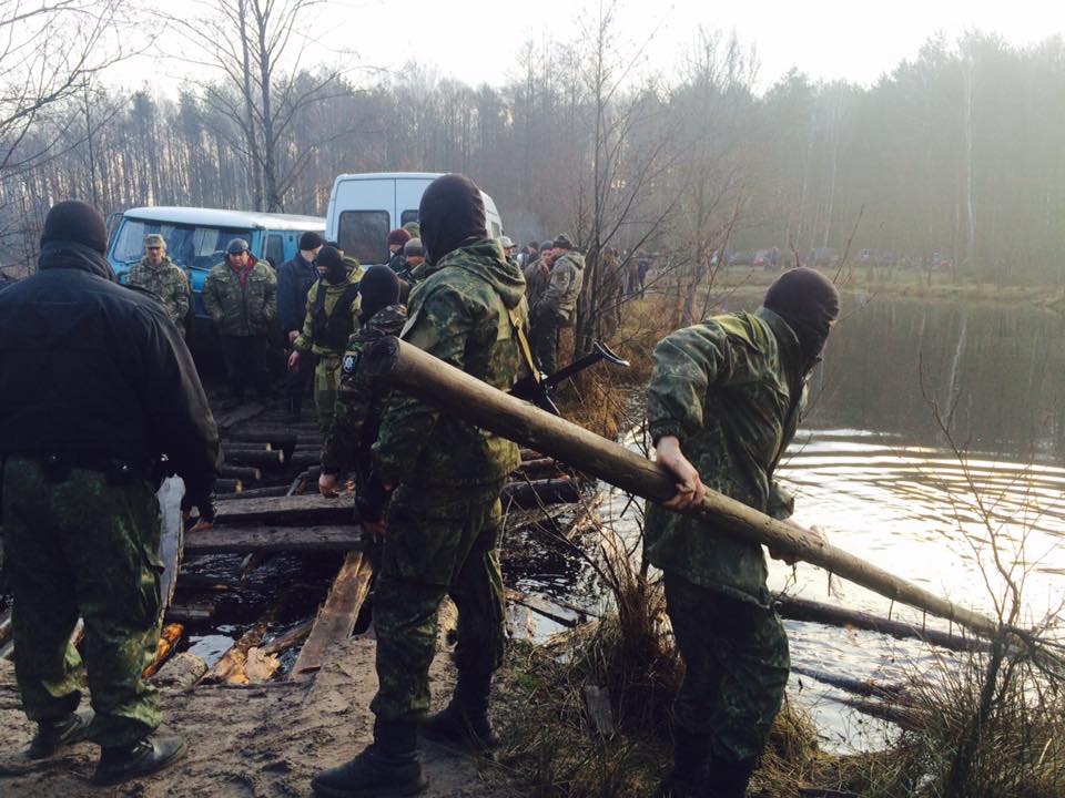 Копачі бурштину розвалили міст на Волині: з'явилися фото протестів