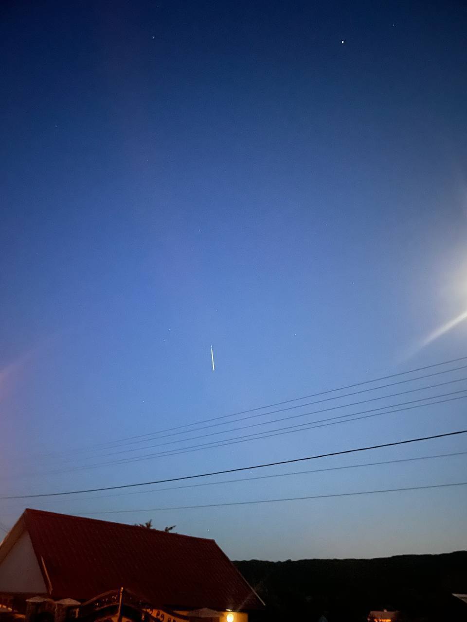 Не НЛО и не ракеты: в небе над Украиной заметили спутники SpaceX, фото и видео