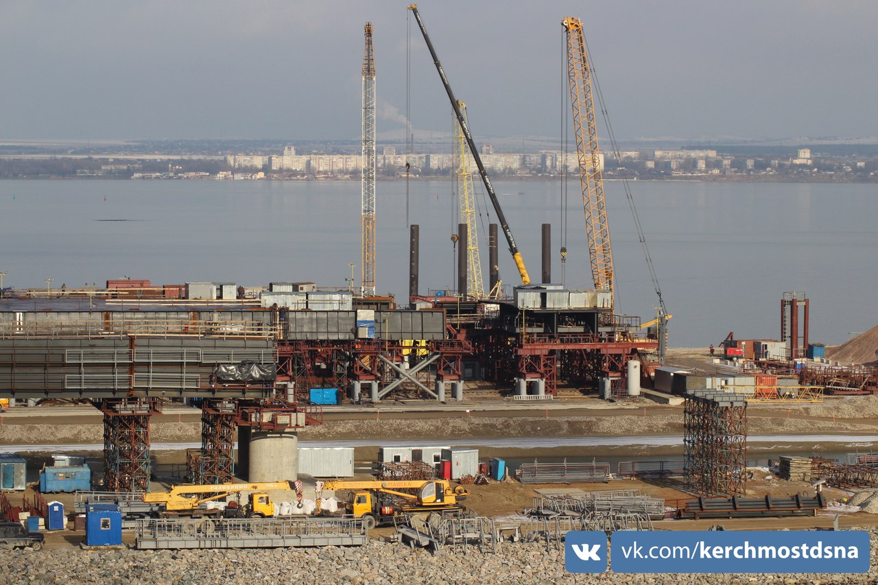 Стійка століття: у мережі показали свіжі фото будівництва мосту з РФ у Крим
