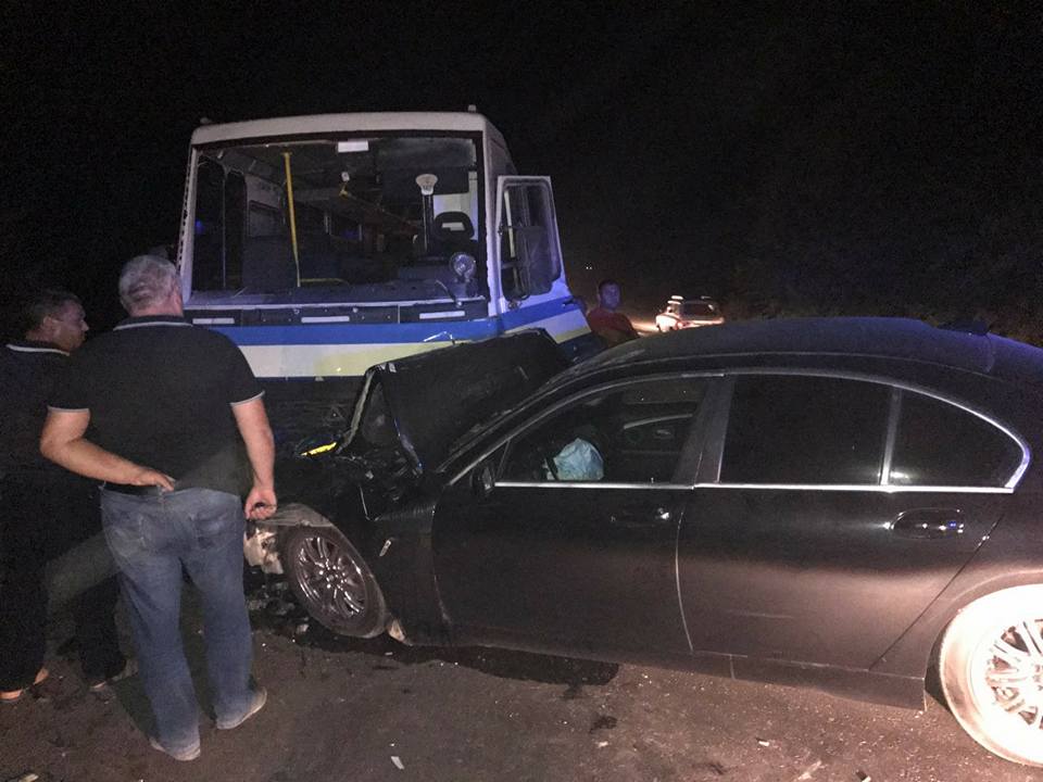 Под Одессой пьяный водитель влетел в автобус с людьми: фото с места аварии