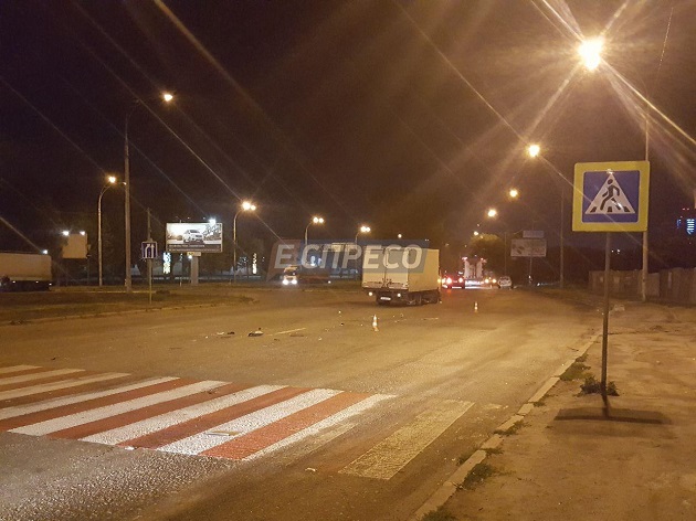 В Киеве грузовик въехал в машину полицейских: появились фото с места аварии