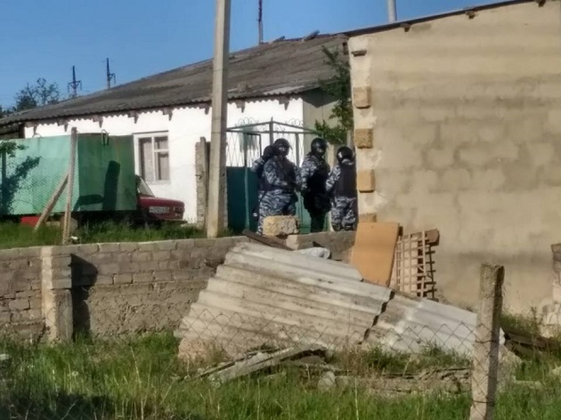 ФСБ влаштувала нові обшуки у кримських татар і викрала активіста під Сімферополем: опубліковано фото