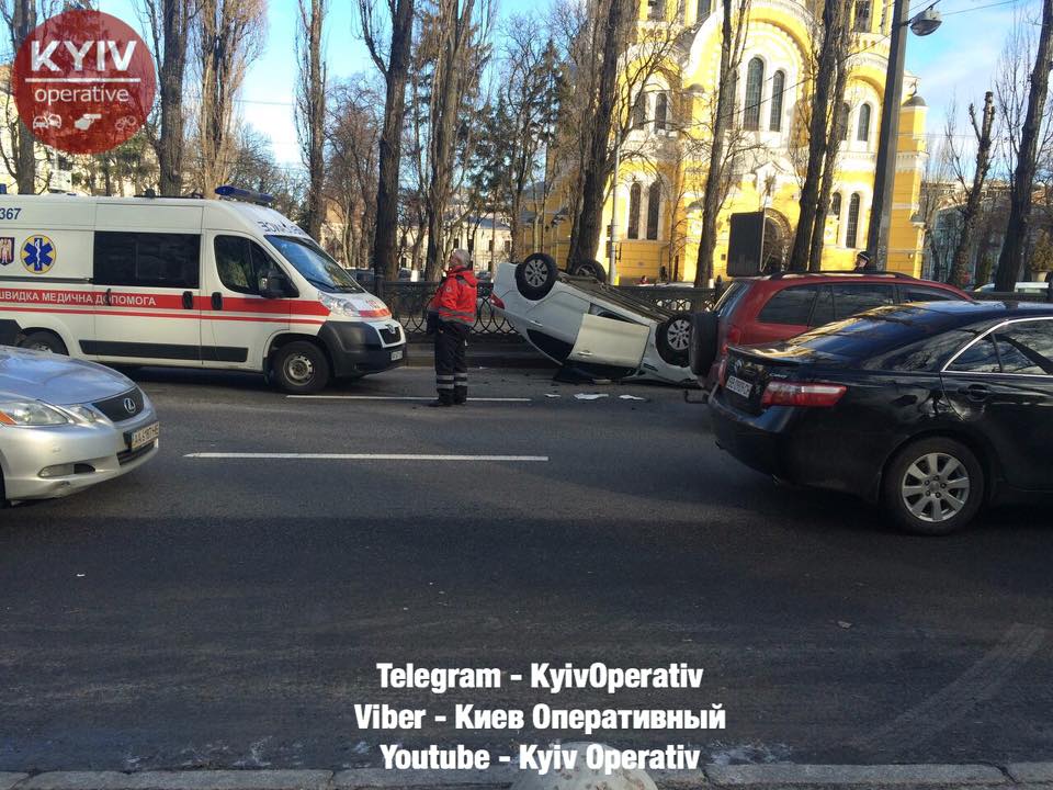 В центрі Києва сталася серйозна ДТП з переворотом авто: опубліковано фото