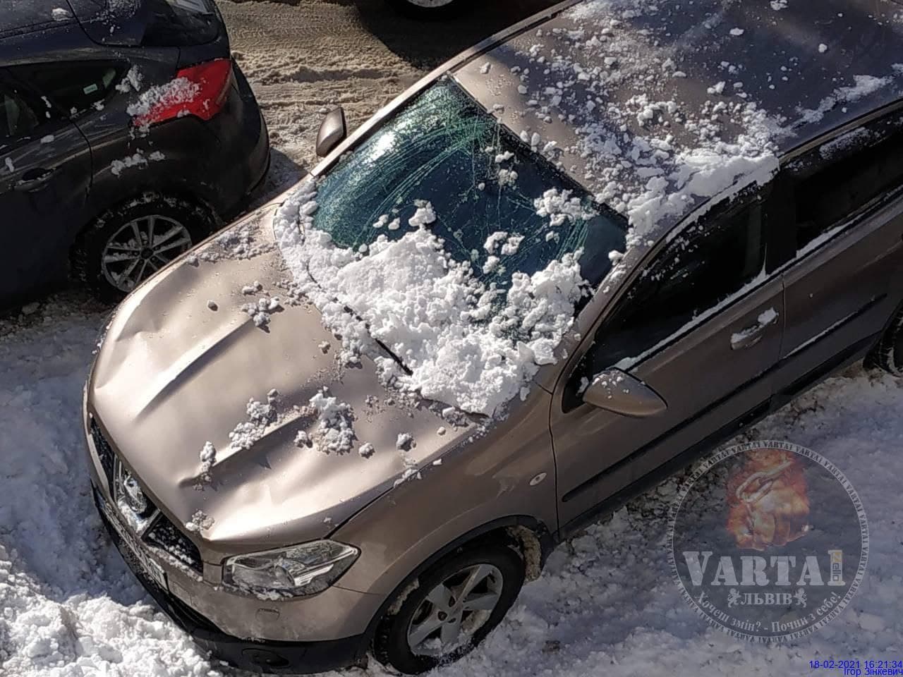 Во Львове снежные глыбы повредили три автомобиля - смотреть фото и видео -  Апостроф