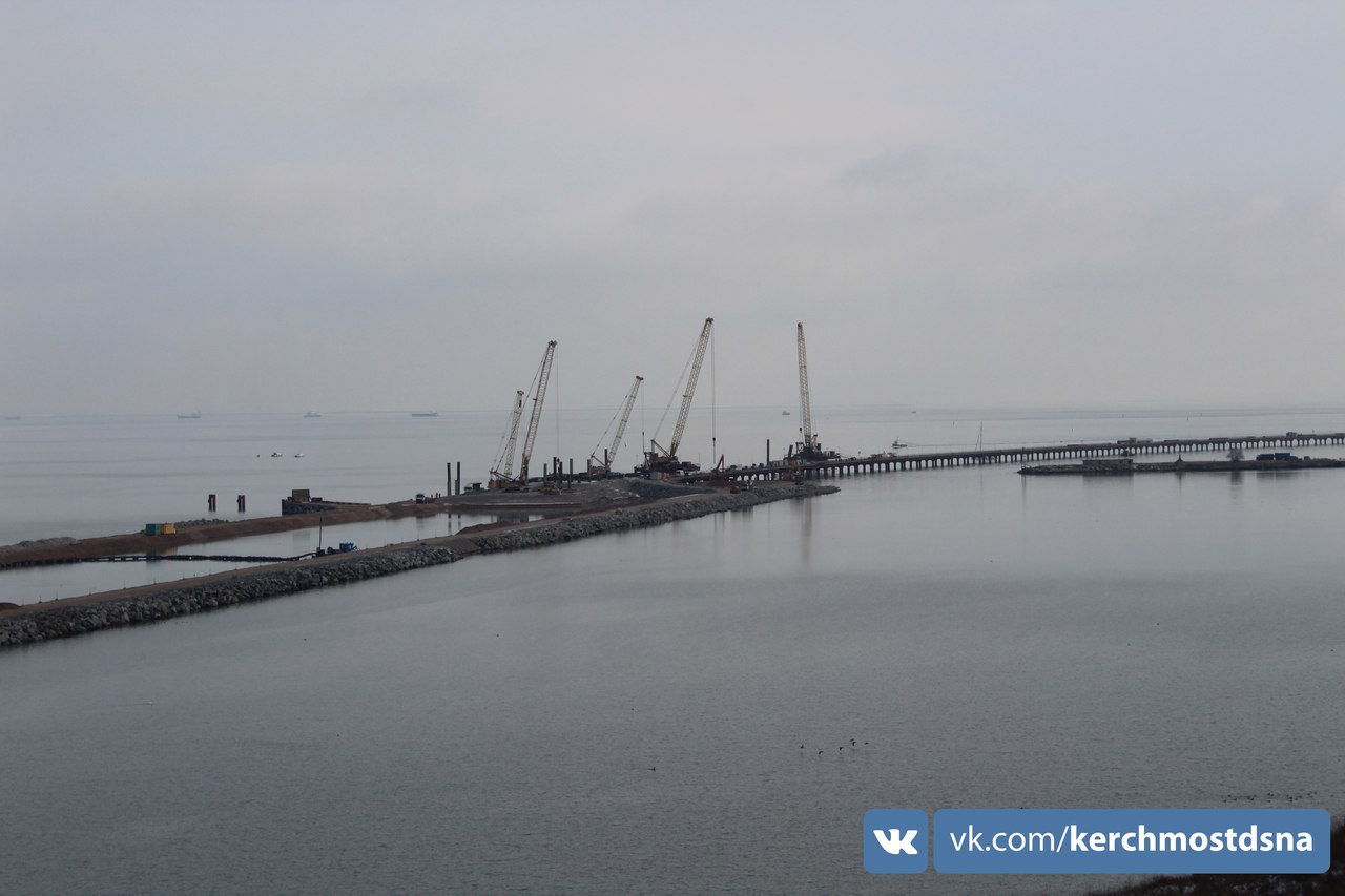 Стойка века: в сети показали свежие фото строительства моста из РФ в Крым