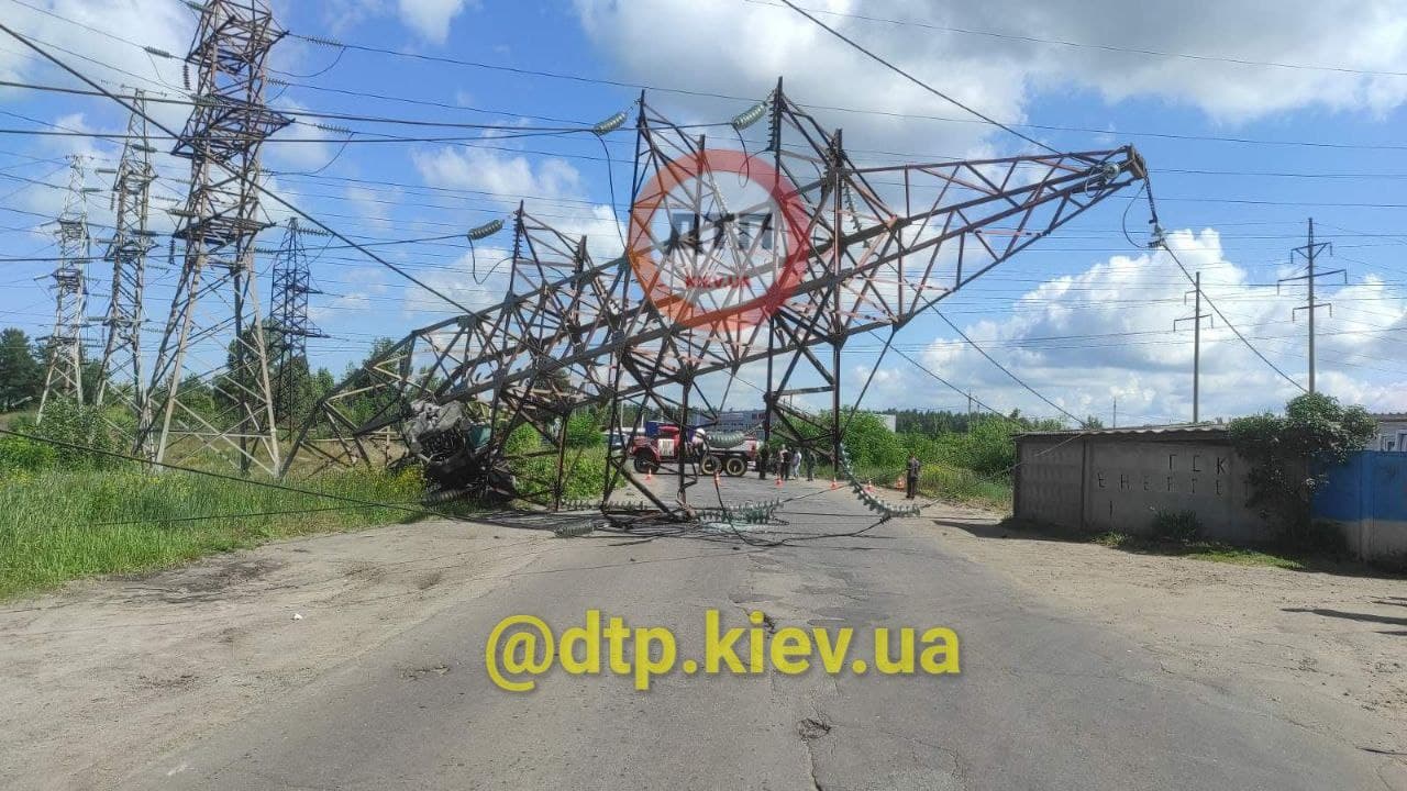 В Киеве грузовик сбил опору ЛЭП - фото - Апостроф