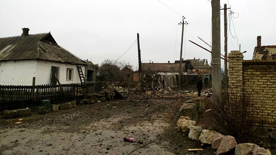 Загострення на Донбасі: з'явилися моторошні фото і відео нових руйнувань у Мар'їнці