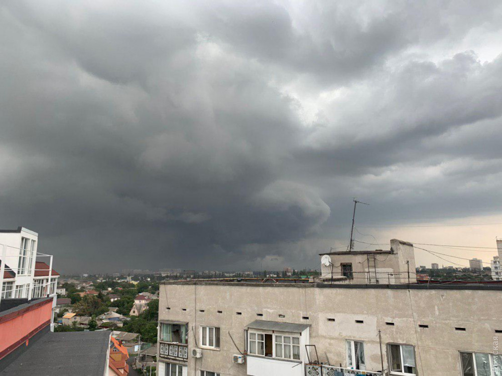 ​Одессу накрыло мощнейшим штормом: опубликованы впечатляющие видео и фото