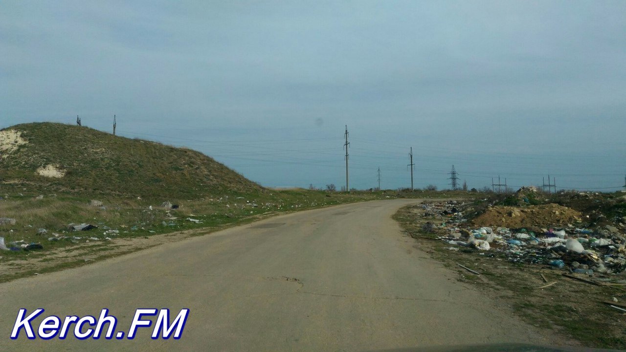 В Крыму памятник архитектуры завалили мусором: опубликовано видео