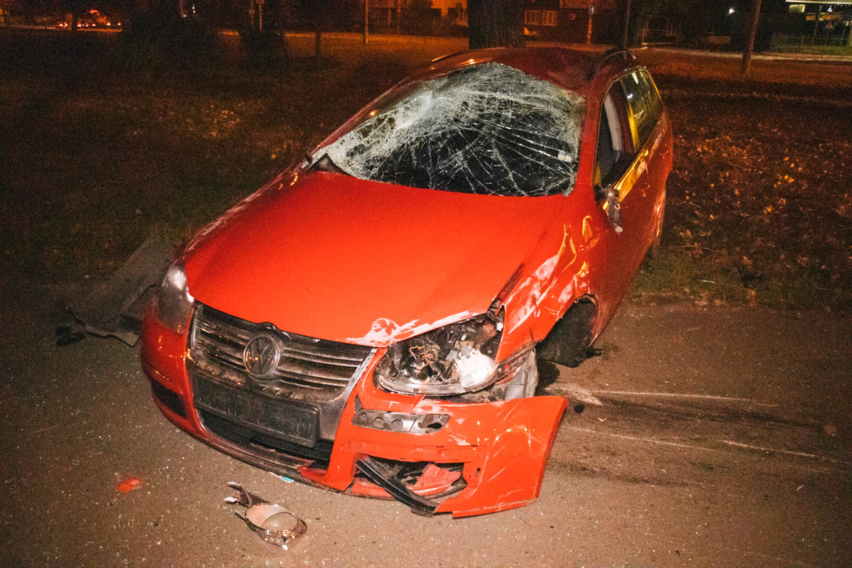 В Киеве авто с пьяной молодежью попало в страшное ДТП с переворотом -  Смотреть фото и видео с места ДТП в Киеве 8 октября - Апостроф