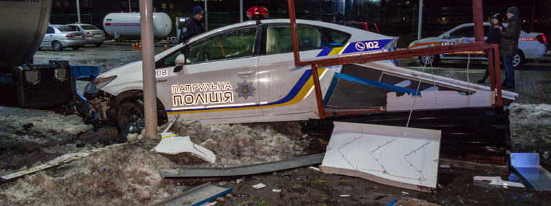 У Дніпрі авто поліції врізалося в фуру під час погоні: опубліковані фото