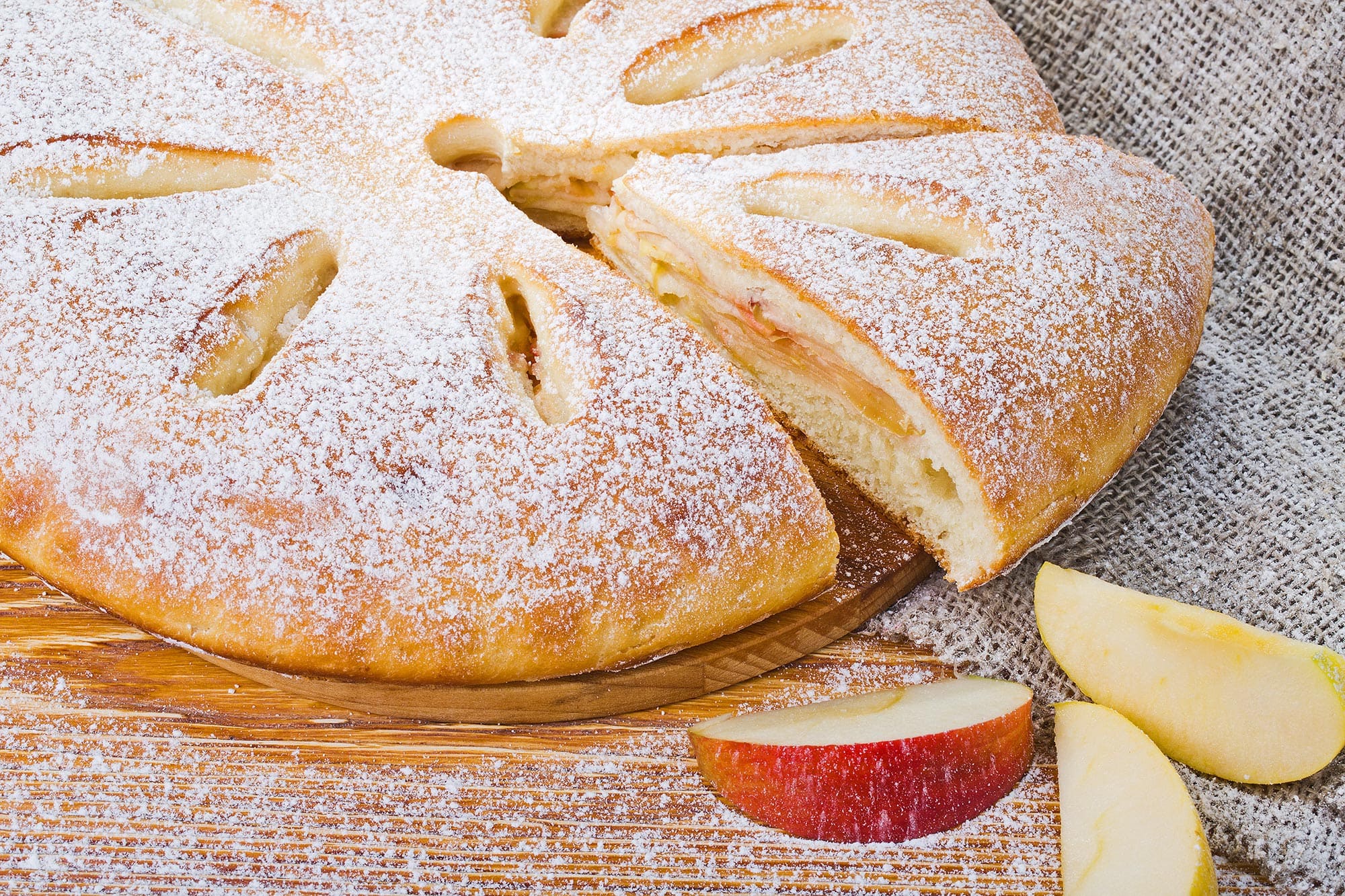 Бисквитный пирог с яблоками и вишней