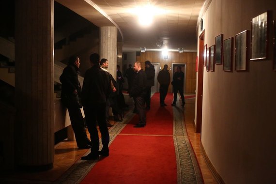 Появились новые фото из захваченного активистами здания ОГА в Луцке