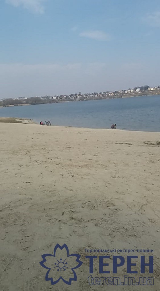 Даже штрафы не пугают: в Тернополе люди массово отдыхают на пляже, фото