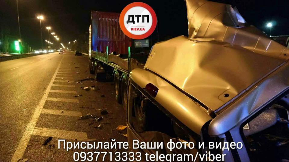 Уламки розлетілися на десятки метрів: опубліковано фото жахливої ДТП під Києвом