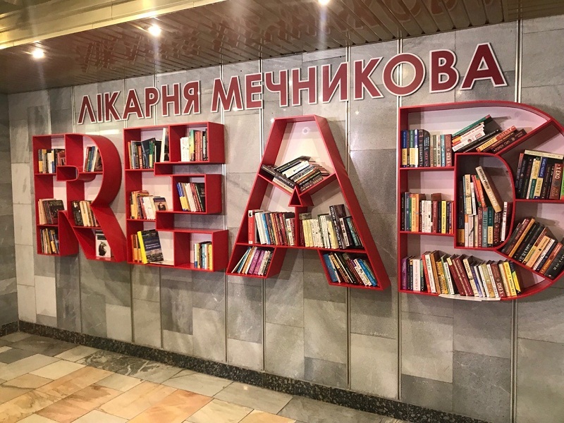Три сотни книг для больницы Мечникова: советник премьера Голик пополнил больничный буккроссинг