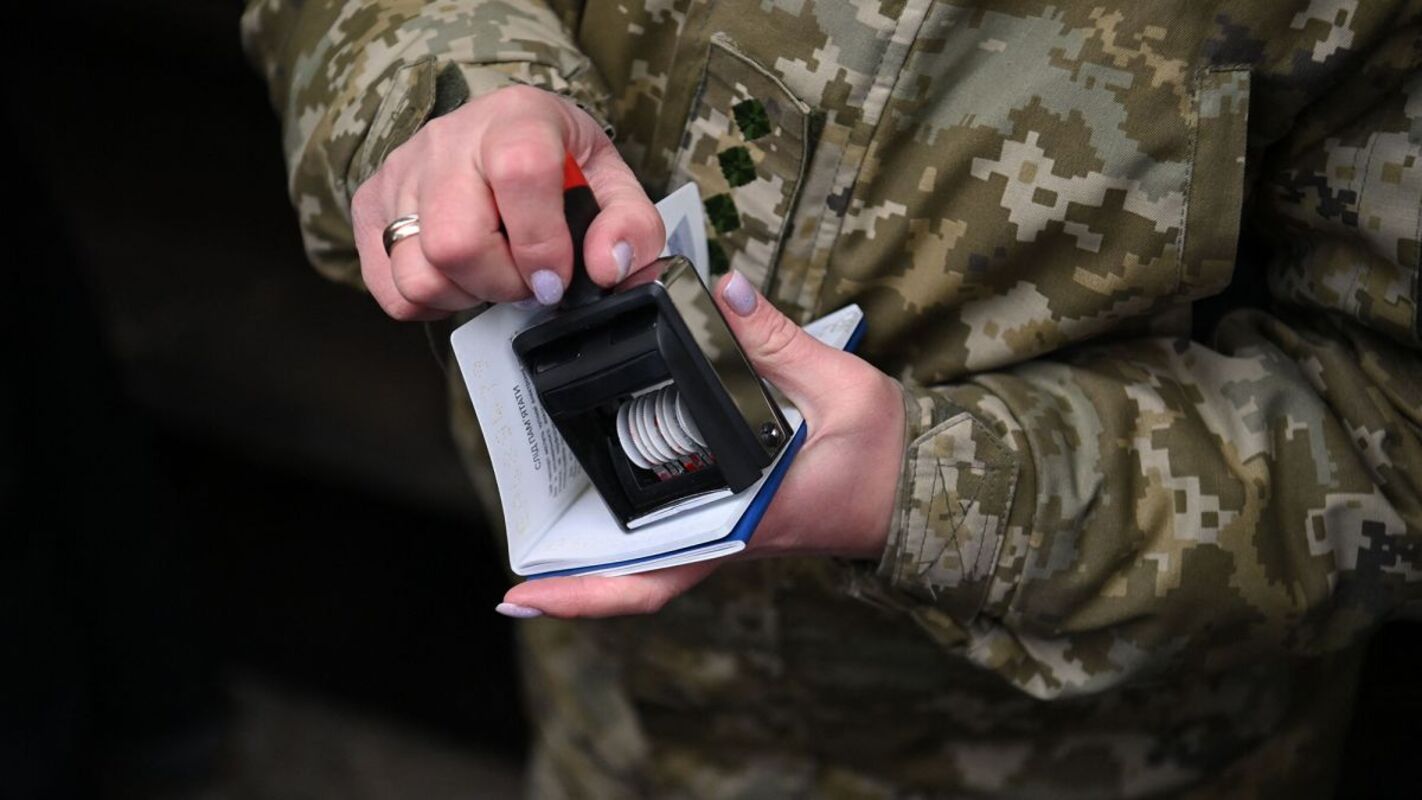 Рада пропонує змінити правила виїзду за кордон для чоловіків до 25 років – деталі