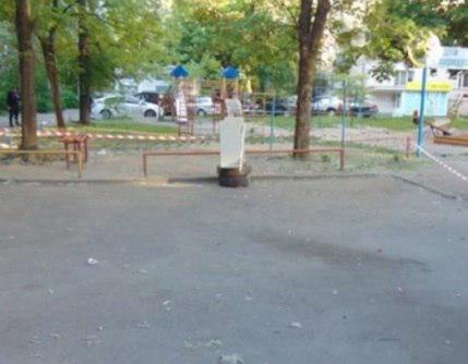 У поліції показали фото смертельної знахідки на дитячому майданчику в Києві