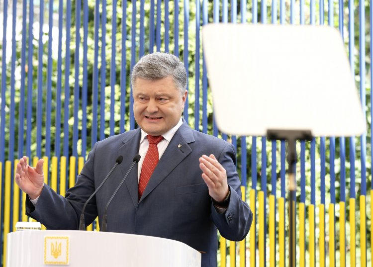 Два украинских телеканала сдвинули новогоднее поздравление Зеленского из-за Порошенко