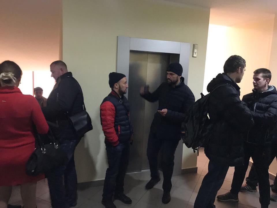 Обшуки НАБУ у сина Авакова: з'явилися фото, як поліція й активісти блокують вулиці