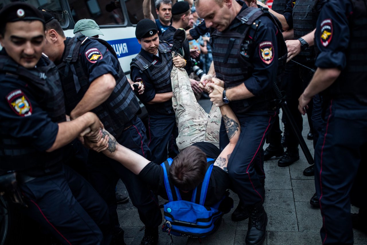 Злостное неповиновение. Полицейские на митинге в Москве. Неповиновение полиции. Задержание на митинге в Москве.
