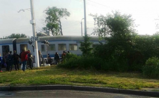 Через дивне задимлення поїзда в Чернівцях пасажири вискакували з вікон: з'явилися фото