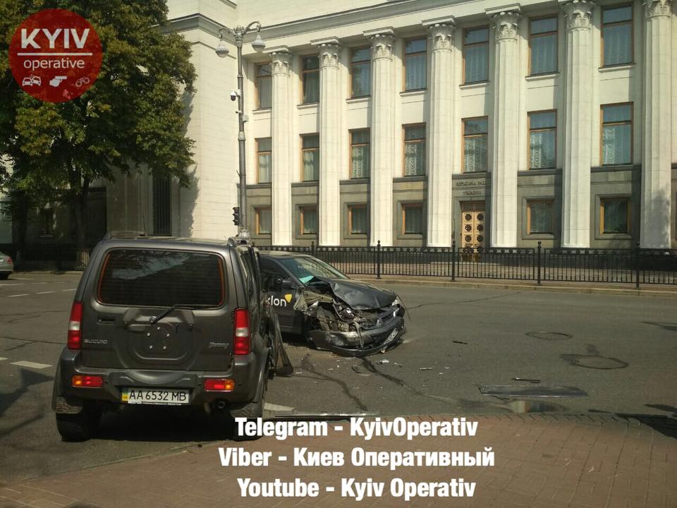 Біля Верховної Ради сталася серйозна аварія: опубліковані фото