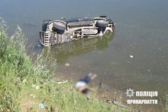На Західній Україні п'яний депутат на джипі в'їхав у річку: опубліковані фото