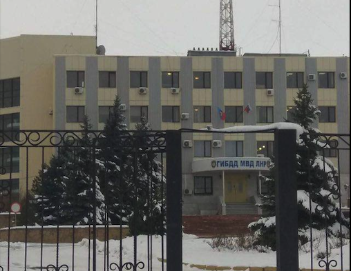 На будівлях у центрі Луганська бойовики повісили російські прапори: опубліковано фото