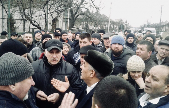 На Закарпатье разгорелся скандал вокруг общины ромов: опубликованы фото и видео