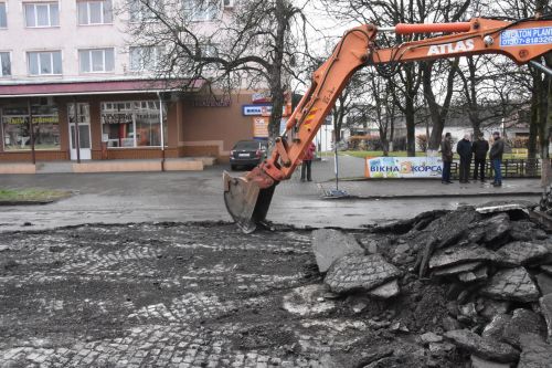 Відкопали бруківку: на Закарпатті здивували незвичайним рішенням проблеми ям на дорогах