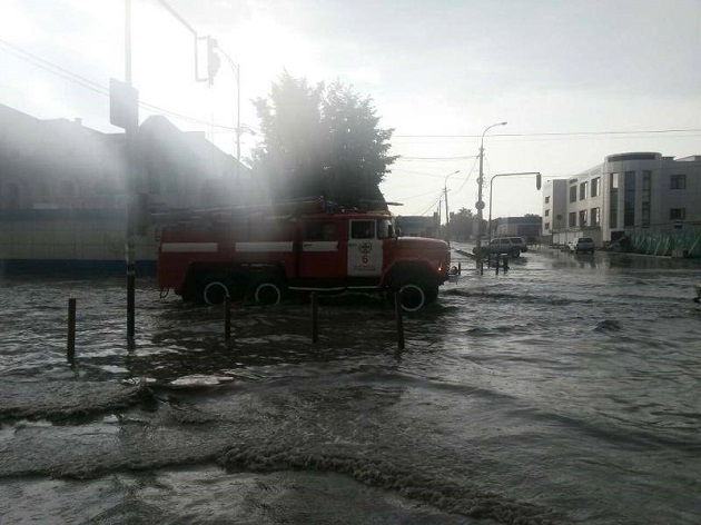 Непогода в Украине оставила без света сотни людей: фото последствий