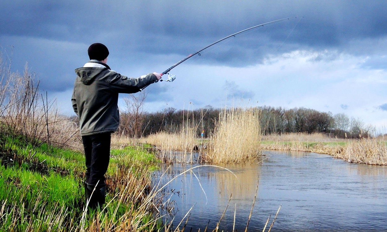 Лов рыбы в беларуси. Мужик с удочкой. Рыбак на рыбалке. Рыбалка картинки. Рыбак на озере.
