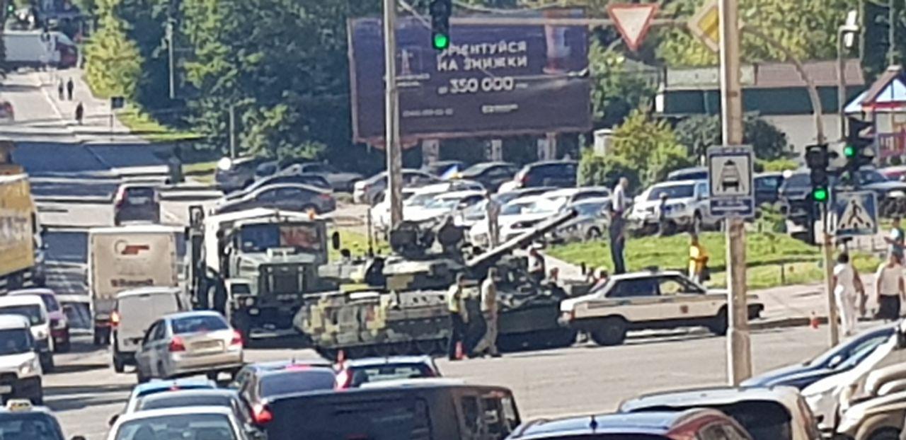​Появились фото ДТП с военной техникой в Киеве