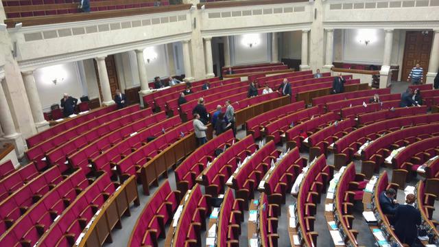 Через пожежу в Раду прибули рятувальники: фото