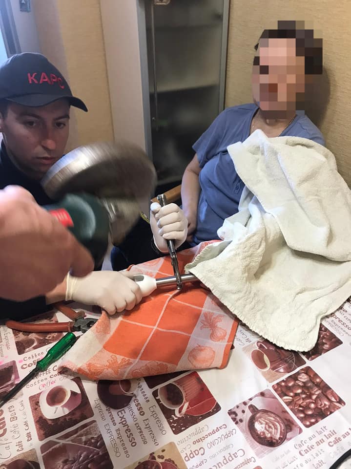 19-летний парень засунул ногу в батарею в Уфе и застрял