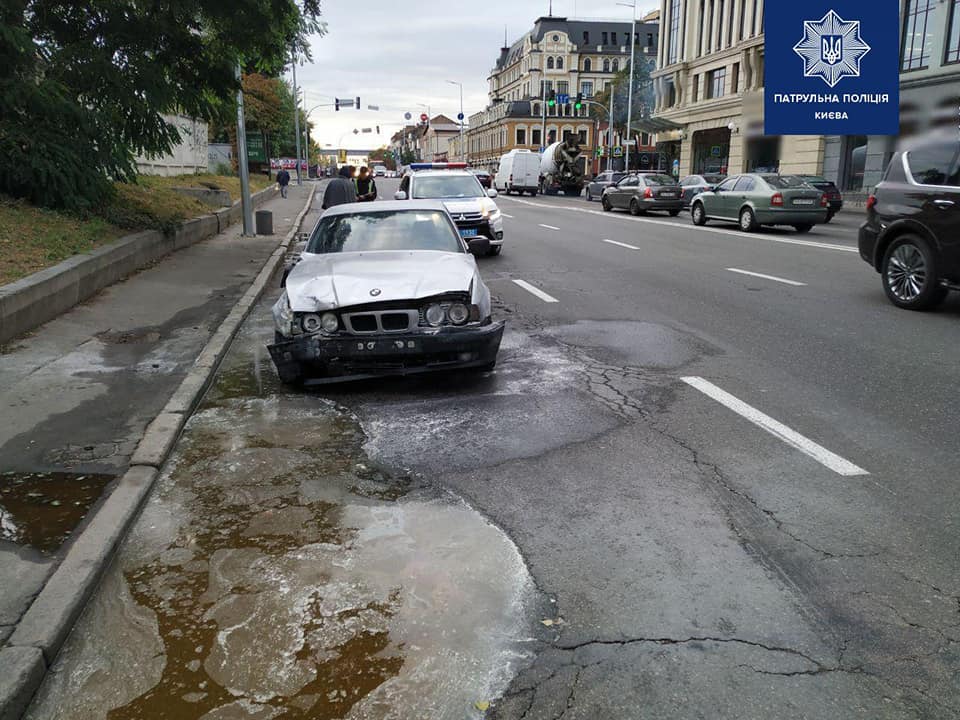 В Киеве пьяный водитель ехал на горящем авто