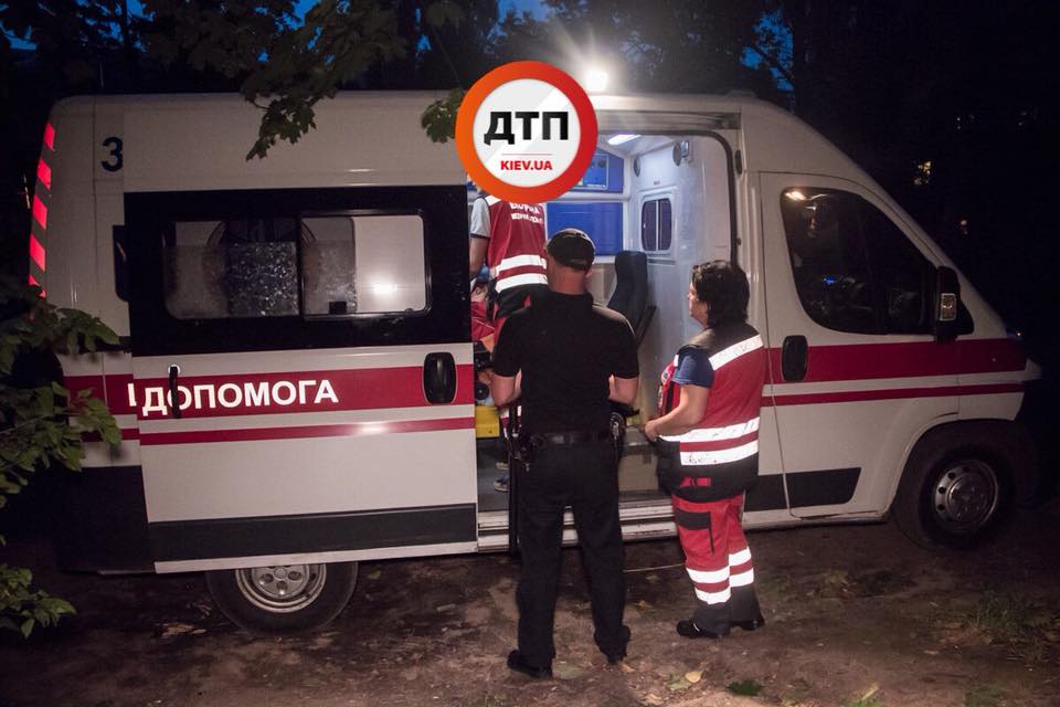 ​В Киеве ревнивый муж по пьяни устроил разборки с женой и другом: кровавые фото