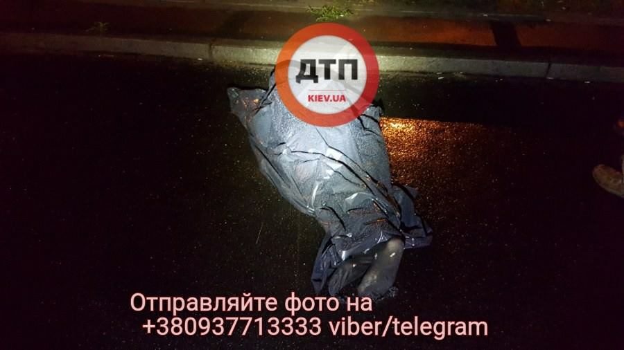 У Києві авто іноземного посольства збило насмерть двох людей: опубліковано фото