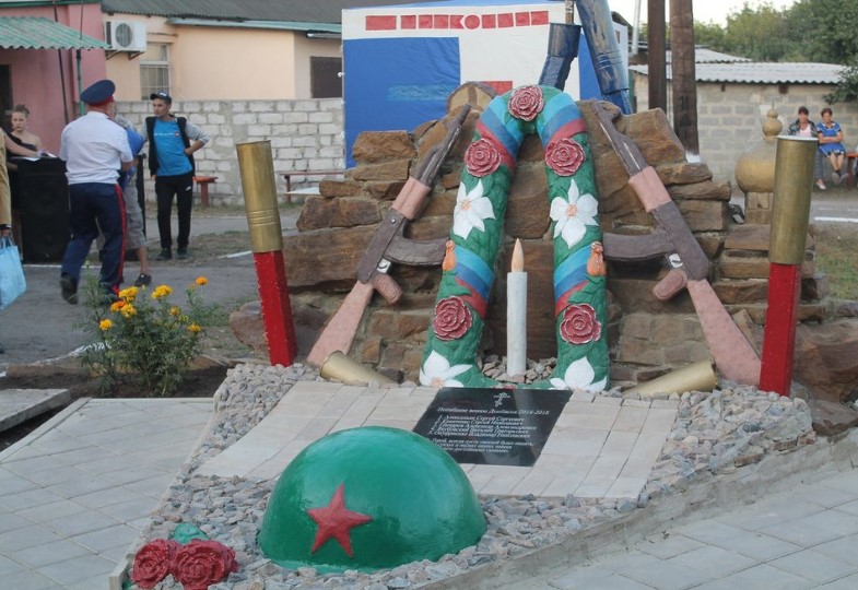 В Сети высмеяли странный памятник боевикам на Донбассе
