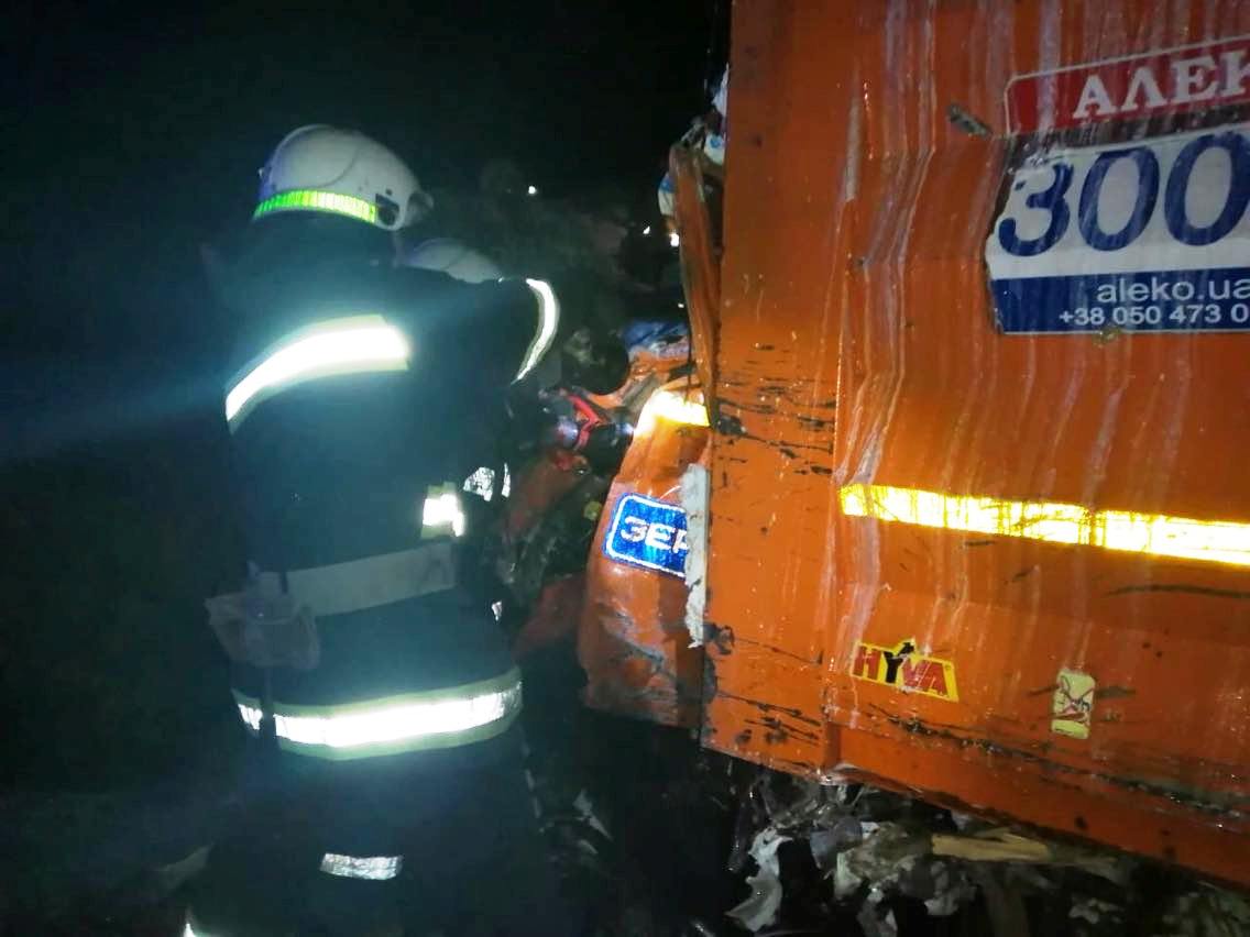 ​Під Павлоградом 29-річний водій "КАМАЗа" загинув у масштабній ДТП: фото і відео