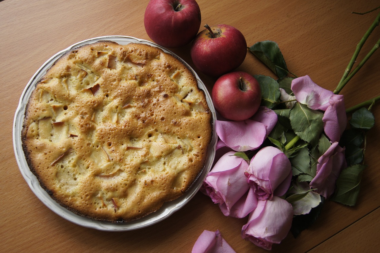 Жареный яблочный пирог на сковороде: без духовки и вкуснее, чем шарлотка (делюсь рецептом)