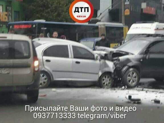 Авто смяли с двух сторон: опубликованы фото с места серьезного ДТП в Киеве