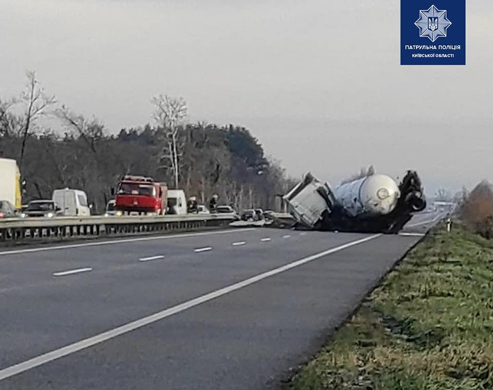 В Казахстане произошло ДТП с двумя грузовиками из КР, есть погибший — МИД