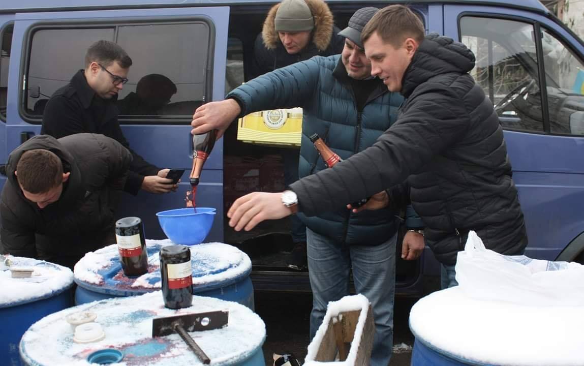 ​Как в России: сети повеселили фото уничтожения в Украине контрабандного алкоголя