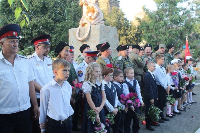 В Сети высмеяли странный памятник боевикам на Донбассе