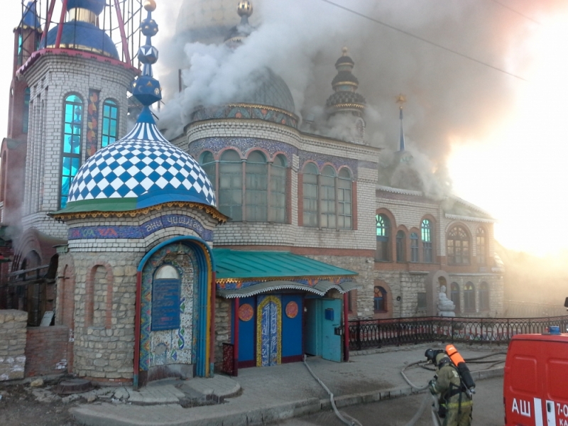 У Росії загорівся великий храм: опубліковано фото і відео